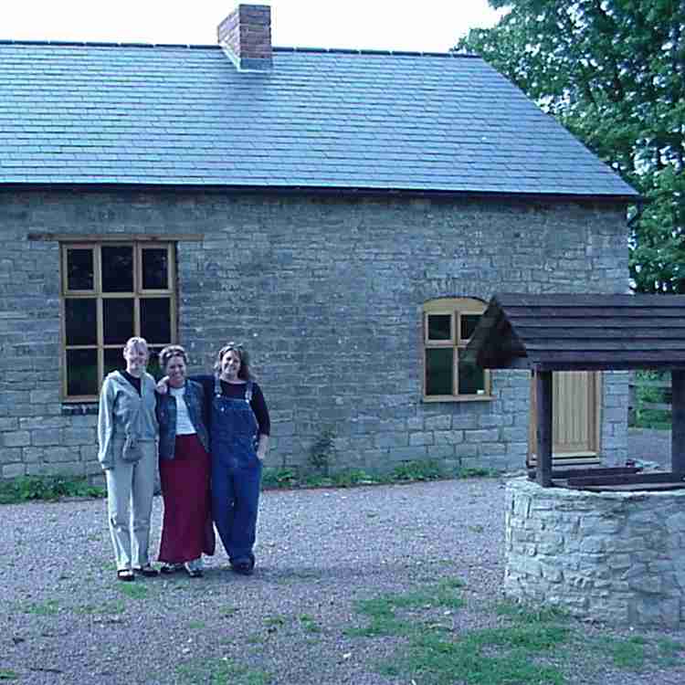 Jessica Colledge (left) with two of her friends
from USA. Jessica is a descendant of Joseph Wadley who emigrated for USA in 1854